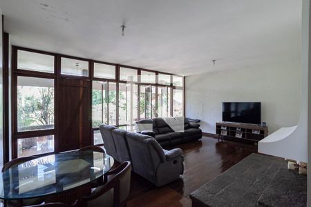 Sala 1 de casa para alugar com 7 quartos, 294m² em Braúnas, Belo Horizonte