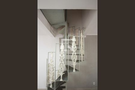escada de casa à venda com 3 quartos, 220m² em Vila Ema, São Paulo