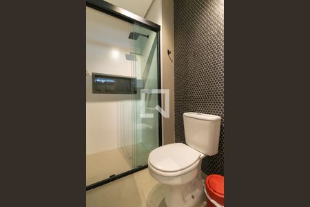 Banheiro de kitnet/studio para alugar com 1 quarto, 32m² em Pinheiros, São Paulo