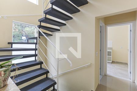 Escada de casa para alugar com 3 quartos, 117m² em Bela Vista, Osasco