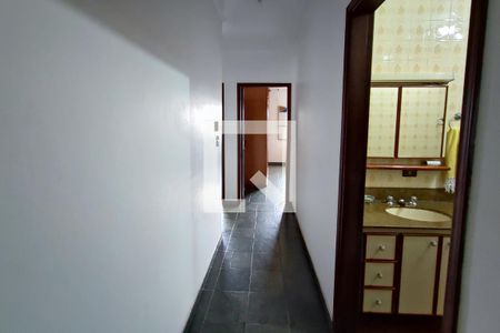 Corredor quartos de casa à venda com 5 quartos, 280m² em Jardim Leonor, Campinas