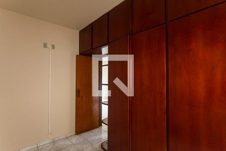 Quarto 1 de apartamento para alugar com 2 quartos, 45m² em Santa Mônica, Uberlândia