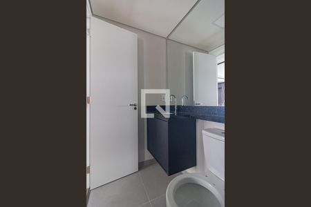 Banheiro de kitnet/studio para alugar com 1 quarto, 29m² em Centro, Curitiba