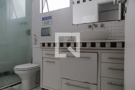 Banheiro da suíte de apartamento para alugar com 3 quartos, 270m² em José Menino, Santos
