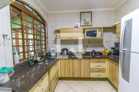 Casa à venda com 270m², 5 quartos e 4 vagas Casa à venda com 270m², 5 quartos e 4 vagasCozinha