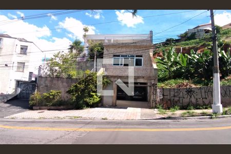 Casa para alugar com 400m², 4 quartos e 5 vagas Casa para alugar com 400m², 4 quartos e 5 vagasFachada