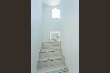 Escada de casa para alugar com 3 quartos, 273m² em Vila Cruz das Almas, São Paulo