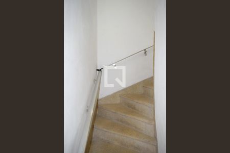 Sala - detalhe escada para subir de casa para alugar com 2 quartos, 120m² em Sumaré, São Paulo