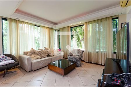 Sala de casa de condomínio para alugar com 5 quartos, 470m² em Itaipu, Niterói