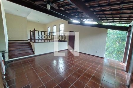 Sala de casa de condomínio para alugar com 3 quartos, 304m² em Charitas, Niterói