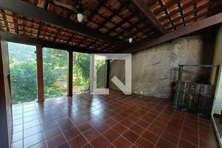 Sala de casa de condomínio para alugar com 3 quartos, 304m² em Charitas, Niterói