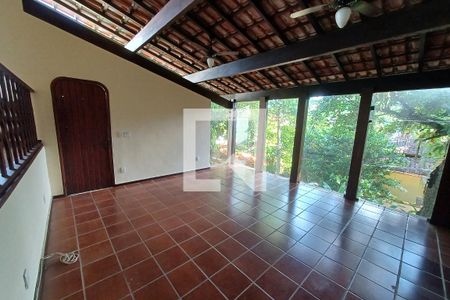 Sala de casa de condomínio para alugar com 3 quartos, 304m² em Charitas, Niterói