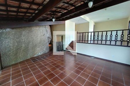 Sala de casa de condomínio para alugar com 3 quartos, 304m² em Charitas, Niterói