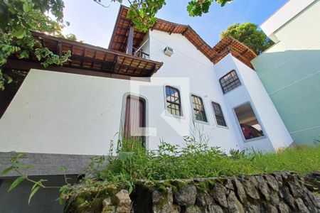 Fachada lateral de casa de condomínio para alugar com 3 quartos, 304m² em Charitas, Niterói