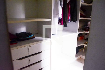Quarto 1 banheiro e closet de casa de condomínio para alugar com 4 quartos, 286m² em Jardim Placaford, Salvador