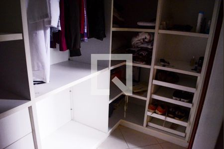 Quarto 1 banheiro e closet de casa de condomínio para alugar com 4 quartos, 286m² em Jardim Placaford, Salvador