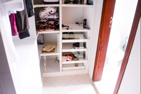 Quarto 1 banheiro e closet de casa de condomínio para alugar com 4 quartos, 286m² em Jardim Placaford, Salvador
