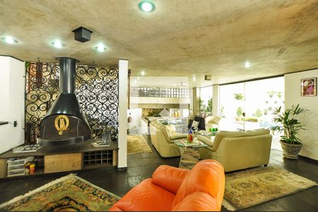 Sala de casa à venda com 4 quartos, 550m² em Alto de Pinheiros, São Paulo