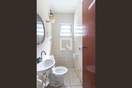 Casa à venda com 300m², 4 quartos e 6 vagas Casa à venda com 300m², 4 quartos e 6 vagasBanheiro de Serviço