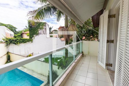 Casa à venda com 300m², 4 quartos e 6 vagas Casa à venda com 300m², 4 quartos e 6 vagasVaranda da Suíte 1