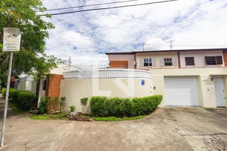 Casa à venda com 300m², 4 quartos e 6 vagas Casa à venda com 300m², 4 quartos e 6 vagasFachada