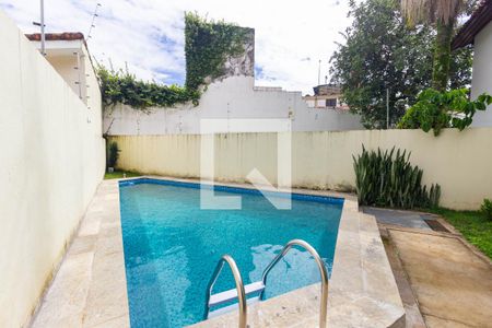 Casa à venda com 300m², 4 quartos e 6 vagas Casa à venda com 300m², 4 quartos e 6 vagasPiscina