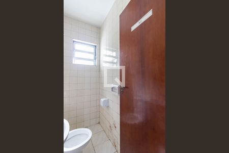 Casa à venda com 300m², 4 quartos e 6 vagas Casa à venda com 300m², 4 quartos e 6 vagasBanheiro de Serviço