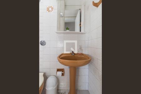 Banheiro de apartamento à venda com 1 quarto, 37m² em Jardim Itu Sabará, Porto Alegre