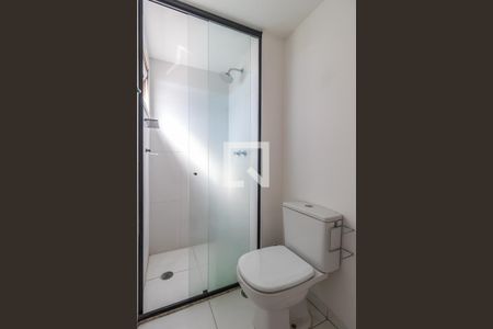 Banheiro de apartamento para alugar com 1 quarto, 51m² em Jardim Tupanci, Barueri