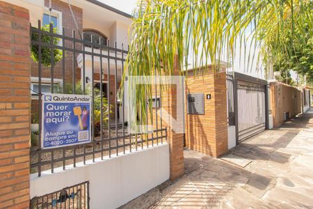 Casa à venda com 330m², 4 quartos e 2 vagas Casa à venda com 330m², 4 quartos e 2 vagasFachada