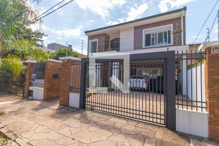 Casa à venda com 330m², 4 quartos e 2 vagas Casa à venda com 330m², 4 quartos e 2 vagasFachada