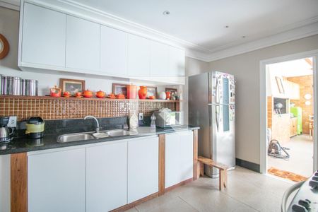 Casa à venda com 330m², 4 quartos e 2 vagas Casa à venda com 330m², 4 quartos e 2 vagasCozinha