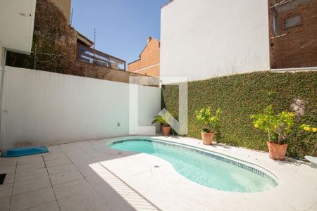Casa à venda com 330m², 4 quartos e 2 vagas Casa à venda com 330m², 4 quartos e 2 vagasPiscina