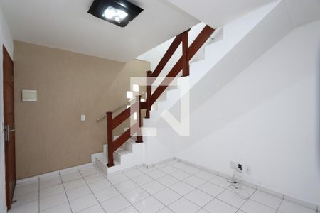 Sala de casa de condomínio para alugar com 2 quartos, 75m² em Cidade Satélite Santa Bárbara, São Paulo