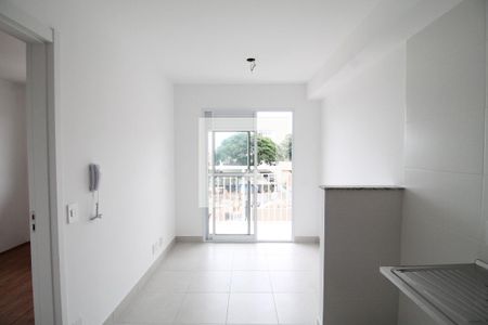 Sala/Cozinha e Área de Serviço de apartamento para alugar com 1 quarto, 28m² em Vila Ré, São Paulo