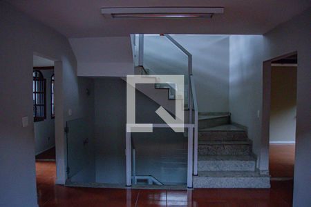 Casa à venda com 510m², 4 quartos e 4 vagasescada para o terceiro andar