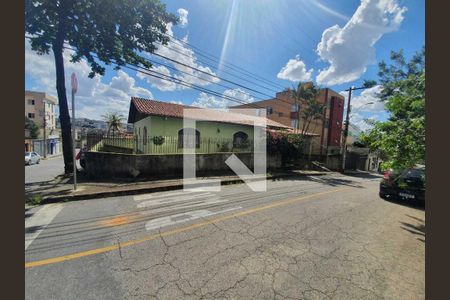 Casa à venda com 222m², 4 quartos e 2 vagas