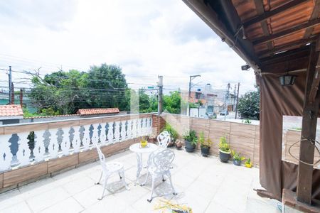 Casa à venda com 380m², 4 quartos e 2 vagas Casa à venda com 380m², 4 quartos e 2 vagasVaranda