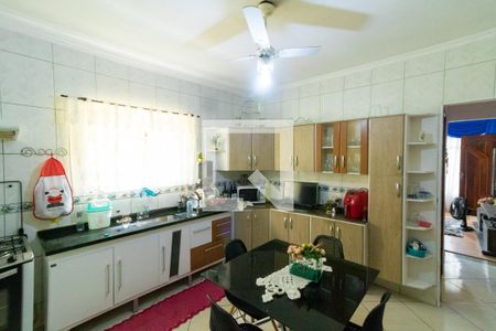 Casa à venda com 380m², 4 quartos e 2 vagas Casa à venda com 380m², 4 quartos e 2 vagasCozinha