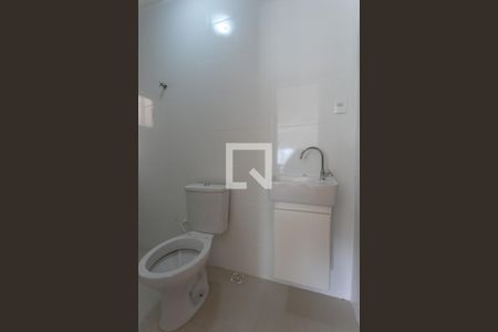 Banheiro de kitnet/studio para alugar com 1 quarto, 21m² em Carlos Prates, Belo Horizonte