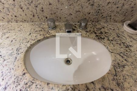 Apartamento à venda com 128m², 4 quartos e 3 vagas Apartamento à venda com 128m², 4 quartos e 3 vagasBanheiro da Suíte 1