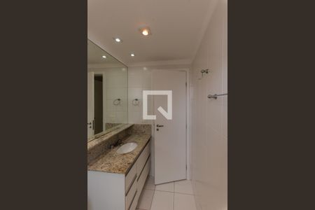 Apartamento à venda com 128m², 4 quartos e 3 vagas Apartamento à venda com 128m², 4 quartos e 3 vagasBanheiro da Suíte 2