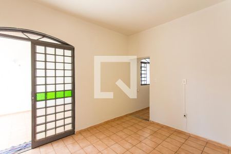 Sala 1 de casa para alugar com 3 quartos, 120m² em Santa Mônica, Uberlândia