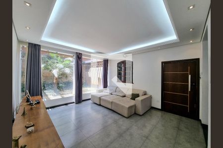 Casa à venda com 2 quartos, 180m² em Heliópolis, Belo Horizonte