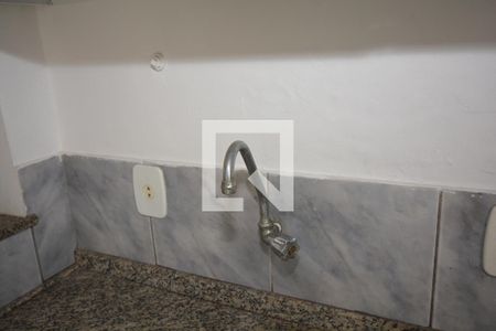 Sala/Cozinha - Torneira de casa de condomínio para alugar com 2 quartos, 90m² em Brás de Pina, Rio de Janeiro