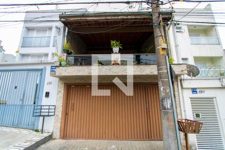 Casa à venda com 230m², 3 quartos e 2 vagas Casa à venda com 230m², 3 quartos e 2 vagasFachada