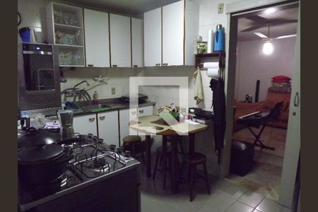 Casa à venda com 4 quartos, 170m² em Santa Cecília, Porto Alegre