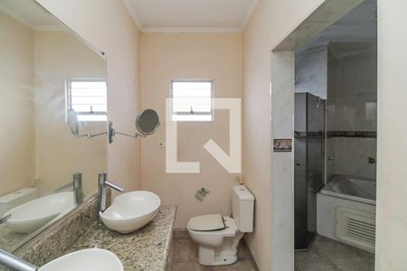 Casa para alugar com 500m², 3 quartos e 8 vagas Casa para alugar com 500m², 3 quartos e 8 vagasBanheiro da Suíte 1