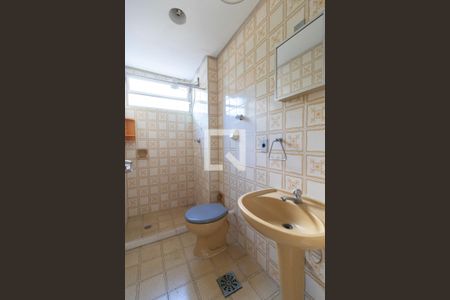 Banheiro de apartamento à venda com 1 quarto, 47m² em Azenha, Porto Alegre