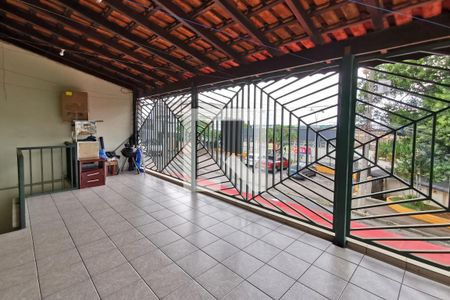 Casa à venda com 350m², 6 quartos e 4 vagas Casa à venda com 350m², 6 quartos e 4 vagasVaranda